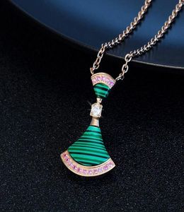 Luxury Designer Halsband Classic Fashion Cabinet Elegant Fan Big Kirt Diamonds Necklace Pendant Highend Gift Box Packaging5118391