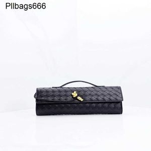 Andiamo Clutch Bag Bottegvenetas Handbags b Family Dinner Womens Luxury Light and Small Group Designers Fashionable Genuine Leather Woven