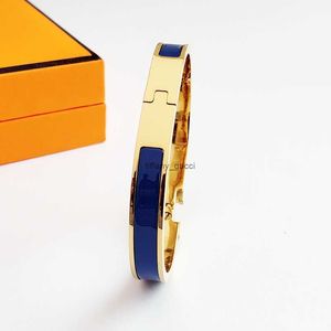 Klassisk designer armband stål märke guld damer 8mm brett band med presentväska