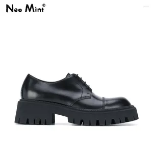 Scarpe casual designer di lusso Donne Tractor Lace Up Derby Black in pelle nera brogue grroghe retrò oxford per