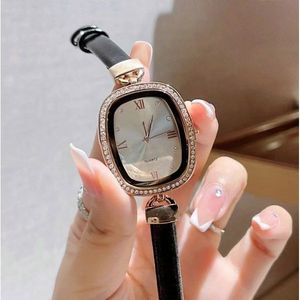 Dress Women Watch Oval Dial Diamond Bezel Red Green in pelle Verde Quarzo Orologio Regalo per la mamma per Lady Valentine Presente Designer Orologi da polso Montre de Luxe