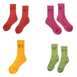 Modemarke Multi -Farb -Baumwoll -Herren und Frauen passen klassischen Buchstaben Atmungsaktiven Strümpfen gemischte Fußball -Basketball -Sportsocken