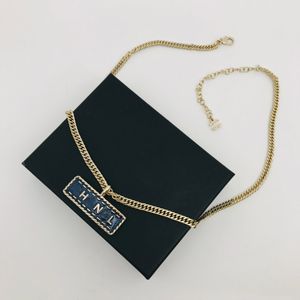 Marca de designer de luxo feminino Square pendente jeans de esmalte azul de colar de letra de letra de letra de letra clássica de colar de latão de bronze acessórios de jóias de casamento