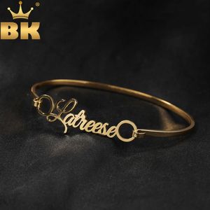 Bling Kingカスタムネームプレートブレスレットスチールバングルパーソナライズされたレターギフト用のHiphop Jewelry 240416