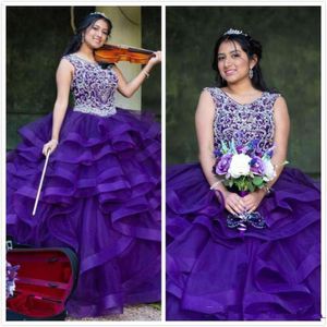 Purple fioletowe sukienki Quinceanera Ruffle Scoop Neck Crystals Warstwowa spódnica na zamówienie frezowanie Słodka 16 urodzinowa suknia balowa 403