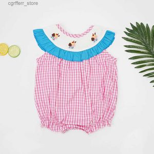 Rompers 2022 Boutique Baby Girl Ubrania Smock Nowonarodzony Romper Ręcznie wykonane ciasto haft bodysuit różowy kombinezon kratowy 0-3t dla dziewcząt L410