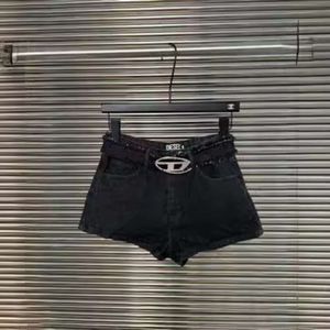 Designer KK Shorts, Denim -Materialgürtel mit Diamond -Logo, voller Luxus, schwarzer Oberkörper, kühle würzig