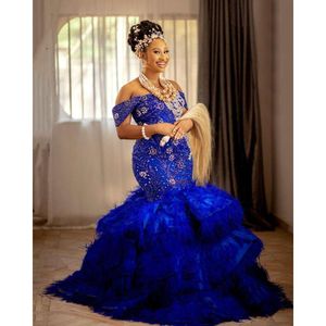 Elegant off axel sjöjungfru prom klänningar kungblå spetsar applqiues pärlor med fjädrar tåg plus storlek formella kvällsklänningar för afrikanska kvinnor