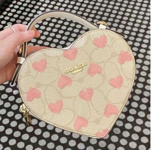 Kvinnor Mens Black White Sacoche Heart Bag Strap Leather Purse Luxurys Handväska Pink Designer axelväska Topphandtag Strawberry Crossbody Clutch Denim City Väskor 6546