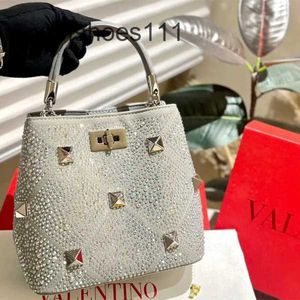 Tote Zincir Çanta Rhinestone 2024 Valenn çanta çanta sepeti parlak kristal kadınlar bayan akşam gündelik omuz tasarımcısı crossbody en kaliteli snu7