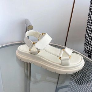 Sandalen 2024 lässige Designerin Sommer Lieben Frauen Schuhe Schwarze Leder Peep Zeh Knöchel Riemchen Zapatos Mujer flache Sandalien