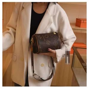 2023 Patlayıcı Yumuşak Silindir Yastığı Çantası Yeni Moda Tek Omuz Kadın Crossbody