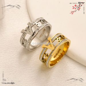 Designer Markenbuchstaben Bandringe Frauen 18K Gold plattiert Silberkristall Edelstahl Liebe Paar Hochzeit Schmuckversorgungen Ring Fine Schnitzfinger Ring L2419