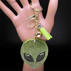 Keychains Lanyards Alien Head Crystal Keychain for Women Men Green Tassel Gold Color Keyring Holder Car Bag Tillbehör Dekorationer Smycken 8731 Y240417