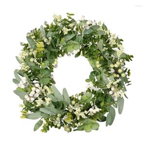 装飾的な花人工的なユーカリは緑の花輪を残し、結婚式のパーティーの装飾のために白い果実と春の植物のつる
