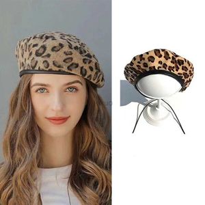 Berets Womens Leopard Print Hat Fashion Beret Vintage Hats Leopard Felt Hat Beanie Girls Cap французские береты с регулируемой веревкой D240417