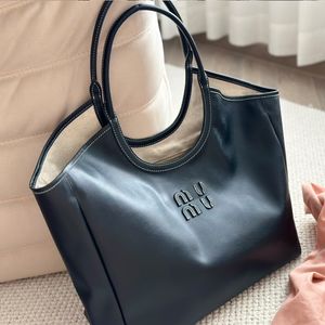 Fashionable and trendy handbag designer bag womens high quality genuine leather bag underarm bag vacation bag large capacity luxury shopping bag