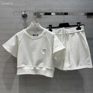 Kvinnors tvådelade byxor Designer Set 2024 Spring/Summer New Age Reducing Girls Sports Style Short Top+Small Hot Pants Set Cdya