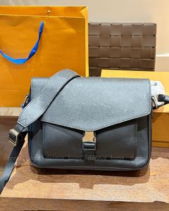 Mens Crossbody Bags Bolsa de ombro Designer de couro Casual Casual Postman preto clássico de alta qualidade Man Messenger Bag