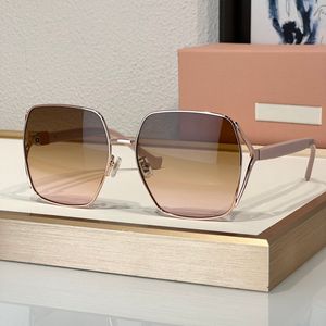 Óculos de sol para senhoras verão Popular 05Z Designer de moda elegante estilo ao ar livre UV400 anti-ultravioleta Retro Plate Metal Square Full Frame Caixa aleatória