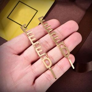 Kadınlar için moda sarkma küpeleri cazibe mücevher mektupları kolyeler altın küpe f kulak saplamaları kadın parti avizesi kutu hoops278l