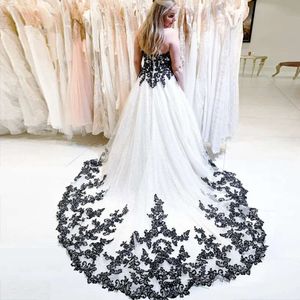 Linha um vestido de noiva preto e de marfim vintage vestidos formais de noiva brilhante, com mangas de trem com mangas longas.