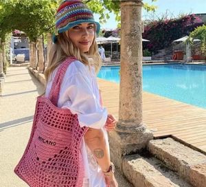 Summer Beach Raffias Womens Designer axelväska rosa vit virkning tygväska bagage handväska vävt luxurys väskor crossbody män rotting väska