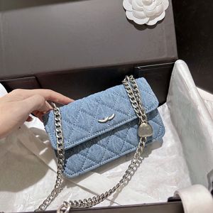 Женский дизайнерский дизайнер джинсовый тщеславие Bag Bag Camellia Jean Heart Collection Love Crush Bead Silver Metal Аппаратная цепочка кросс -кузово