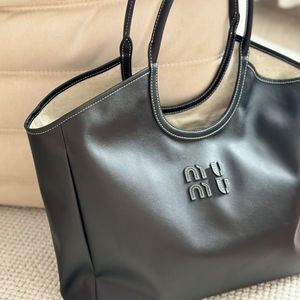 Модная и модная сумочка дизайнерская сумка женская высококачественная подлинная кожаная сумка для подмышки для отдыха мешка для женщин с большой емкостью сумки для покупок