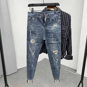 Mäns jeans mode 2023 lyxiga mens byxor koreansk stil tvättad med katt whisker hål färgglada färgstruvor smala byxor d240417