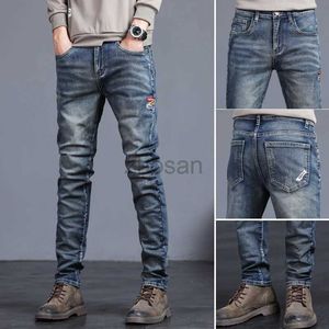 Mäns jeans broderade herrens höstvinter Nya koreanska mode smala små fötter byxor sträcker vintage street denim man d240417