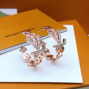 Rose Gold Luxury Style Hoop Huggie Classic Alphabet V Designer örhängen S925 Silver Needle Letter Four Clove Earrings Studs Geometry Letters Jewelry Earrings