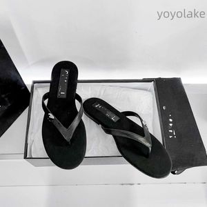 Stringi Designer damski płaskie niskie obcasy sandały czyste czarne aksamitne flip-flops Corki cienki pasek Mule Sandały Raffii podwójne opaski Sandały Rozmiar 35-41