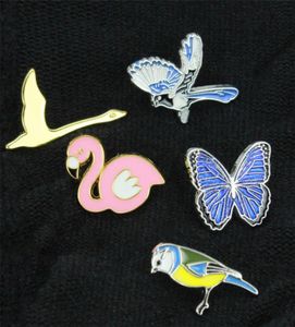 Avrupa Alaşım Kelebek Vinç Magpie Kuş Brooch Karikatür Unisex Metal Hayvan Korsage Pin Flamingo Hayvanlar Sırt Çantası Şapka Elbiseleri2977169