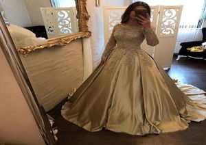 2018 Gold Quinceanera Dresses Ball Gown Bateau Långärmad svep Train Prom -klänningar med spetsapplikation Satin Evening Party Gowns4760169
