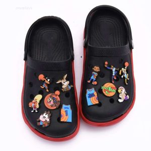 Jul 2022 Ny trend Clog Shoes Charm Mjuk PVC Custom Space Jam Shoe Accessoarer för handledsbandsäckar Skor Tillbehör