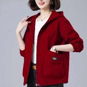 Frauen mit großen Taschen Windbreaker-Mutter mittleren Alters mit Kapuze Kurzjacke Frühling Herbst Lose Outwear S-5xl 240415