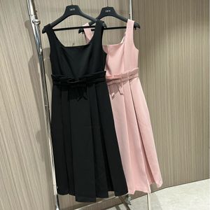 女性用ドレスピンクと黒のカラーウエストのしわスリップドレス