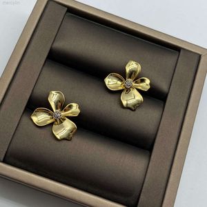 Designer Celiene Jewelry Celins Celi / Saijia New Florets French Heavy Metal Simple Atmosphere Fashion Earrings