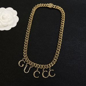 Hip Hop Women Designer Choker Halsband Luxury Pendant Halsband Puck Style G Letter Necklace