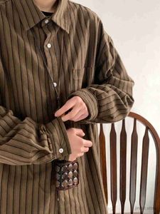 남자 티셔츠 봄 일본 레트로 갈색 줄무늬 셔츠 남성과 여자 느슨한 긴팔 주머니 버튼 옷깃 캐주얼 남자 셔츠 재킷