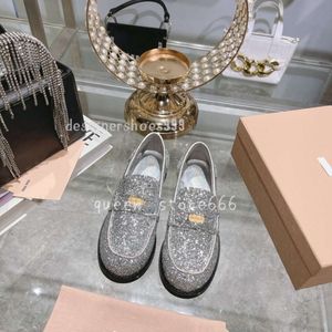 Klänningskor lyxiga präglade glitterpulver loafers tobak guld silver mode mius utomhus kvinnor designer sneakers tränare storlek 34-40