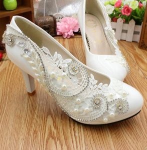 Sapatos personalizados de casamento de noiva 2021 Plataformas Kitten High Leal Lace Pearls Cristais Sapatos de festa branca para noivas Dama de honra Roun6481518
