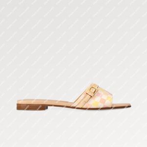 Explosion New Women's Neo Revival Flat Mule 1Actye ljusrosa Initialer Tillbehör Specialutgåva Sweet Pastell Shades Wide Front Strap Närare band Guldtonspänne