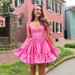 2024 Hot Pink Mini Prom Dresses Spaghetti Straps Bow Ruched Satin Evening Party Gowns For Women Födelsedagsklänningar Robe de Soiree Vestido Gala