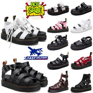 Doc Marteens Sandals Designer platforma Kapcieczki kobiety mężczyźni gladiator sandał patent skórzane szkiełka plamka klamra męskie suwaki damskie buty zewnętrzne