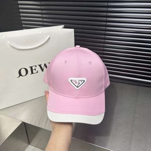 2024 Hat Summer New Pras Baseball Triangle Designer Hat Womens Net Red Duck Język Hat Trendy męskie podróż lnd8