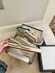 Luxurys Designer Woman Tennis Shoes 1977 Canvas Man Canvas Shoes Green and Red Web Stripe Rubber Stretch Stretch Cotton Low Platform Sneaker 35-44