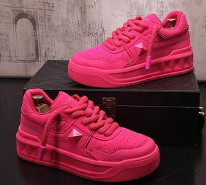 Erkekler Düşük Top Sneakers Ayakkabı Patchwork Nefes Alabilir Erkek Günlük Ayakkabılar Eğitmenleri Platform Konfor Lüks Eğitmen Yarış Moda Somunlar Yürüyüş Ayakkabıları