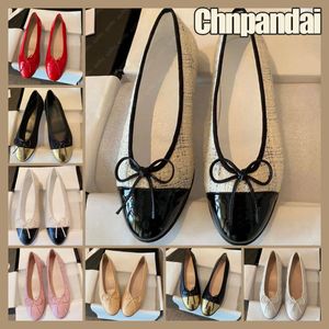 Sapatos de gatinhos de balé de novo sapatos de designer de luxo preto rosa feminina de marca feminina tênis de couro acolchoado Sapatos de balé redonda de dedos de couro feminino 2024 35-41